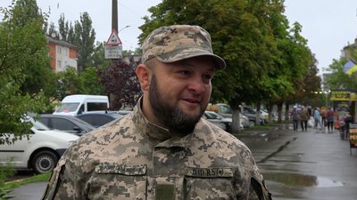 У Чернігові дівчинка продає компот, аби назбирати грошей для ЗСУ