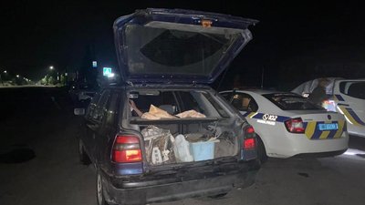 На блокпосту в Житомирі зупинили автівку, в якій були уламки літака та боєприпаси На блокпосту в Житомирі зупинили автівку, в якій були уламки літака та боєприпаси
