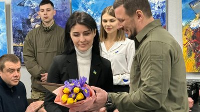 Врятувала поранену внаслідок обстрілів РФ дівчину. Лікарка з Херсона отримала нагороду від Президента Врятувала поранену внаслідок обстрілів РФ дівчину. Лікарка з Херсона отримала нагороду від Президента