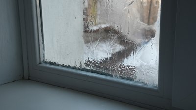 "Смердить сирістю і все цвіте": люди два роки живуть без опалення у гуртожитку в Миколаєві "Смердить сирістю і все цвіте": люди два роки живуть без опалення у гуртожитку в Миколаєві