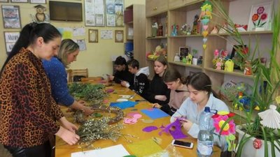 На Тернопільщині діти прикрасили вулицю свого міста великодніми віночками На Тернопільщині діти прикрасили вулицю свого міста великодніми віночками