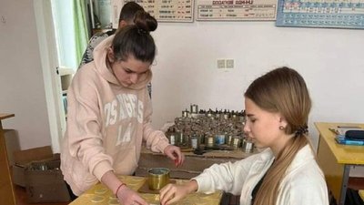 На Тернопільщині роблять розпалювачі для військових На Тернопільщині роблять розпалювачі для військових