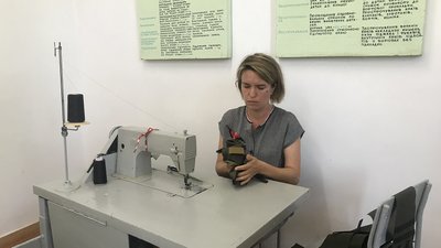 "Сидіти — негоже, бо наші хлопці там стоять за нас". Як у Болехові волонтери виготовляють аптечки й маскувальні сітки "Сидіти — негоже, бо наші хлопці там стоять за нас". Як у Болехові волонтери виготовляють аптечки й маскувальні сітки