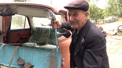 На "конемобілі" по пенсію: на Черкащині чоловік переобладнав "москвич" у підводу На "конемобілі" по пенсію: на Черкащині чоловік переобладнав "москвич" у підводу