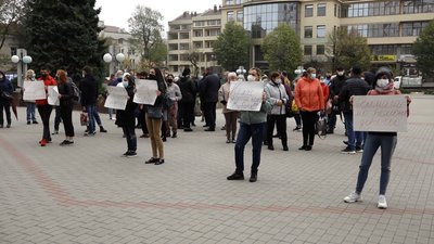 Жителі прикарпатського села Бринь приїхали до ОДА вимагати ремонту дороги Жителі прикарпатського села Бринь приїхали до ОДА вимагати ремонту дороги