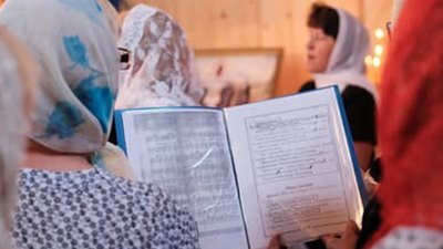 Люди в церкві