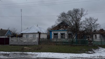 "Тут вже нічого немає — самі розвалини". Пʼятьох дітей та їхніх мам евакуювали з прифронтового Чаплиного