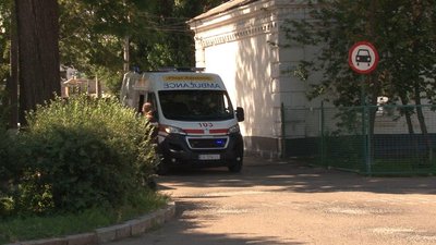 У Черкасах встановили знак, який забороняє водіям паркуватись біля виїзду швидких