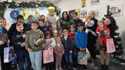 В Ужгороді діти із Маріуполя отримали подарунки від Святого Миколая з Нацгвардії В Ужгороді діти із Маріуполя отримали подарунки від Святого Миколая з Нацгвардії