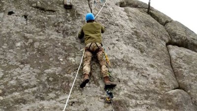 Приборкують страх висоти. На Прикарпатті військові проходять гірську підготовку Приборкують страх висоти. На Прикарпатті військові проходять гірську підготовку