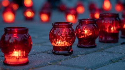 У Дніпрі запаленими свічками виклали число «35» з нагоди роковин аварії на ЧАЕС У Дніпрі запаленими свічками виклали число «35» з нагоди роковин аварії на ЧАЕС