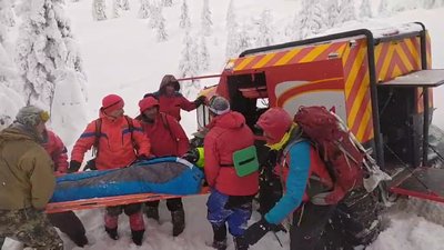 Знайденого туриста зі Львова транспортували з гір до райлікарні на Рахівщині Знайденого туриста зі Львова транспортували з гір до райлікарні на Рахівщині