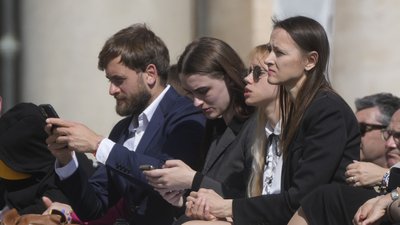 Папа Римський зустрівся з дружинами бійців полку "Азов". Вони передали йому листи та фото Папа Римський зустрівся з дружинами бійців полку "Азов". Вони передали йому листи та фото