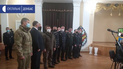 У Сєвєродонецьку прощаються із загиблим командиром батальйону "Луганськ-1" У Сєвєродонецьку прощаються із загиблим командиром батальйону "Луганськ-1"