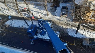 В Івано-Франківську створили бригаду, яка збиватиме бурульки В Івано-Франківську створили бригаду, яка збиватиме бурульки