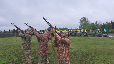 Потрапив під мінометний обстріл: на Черкащині поховали полеглого військовослужбовця Потрапив під мінометний обстріл: на Черкащині поховали полеглого військовослужбовця