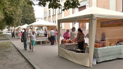 Ярмарок меду біля театру ім. Гоголя Ярмарок меду біля театру ім. Гоголя