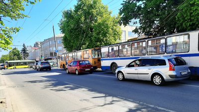 У середмісті Хмельницького зіткнулися тролейбус та мікроавтобус: що відомо У середмісті Хмельницького зіткнулися тролейбус та мікроавтобус: що відомо