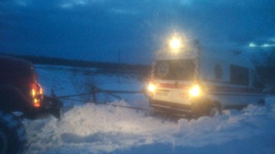 На Житомирщині витягнули зі снігових заметів шкільний автобус з дітьми й автомобіль швидкої допомоги На Житомирщині витягнули зі снігових заметів шкільний автобус з дітьми й автомобіль швидкої допомоги