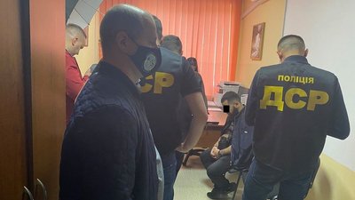 Затриманого в Ужгороді іноземця видворили до Єревану. Чоловік входив до санкційного списку РНБО Затриманого в Ужгороді іноземця видворили до Єревану. Чоловік входив до санкційного списку РНБО