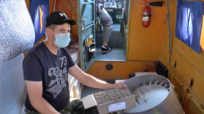 Присрій, який викидає вакцини з літака Присрій, який викидає вакцини з літака