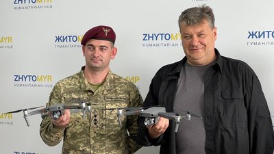 Житомирські волонтери передали воїнам-десантникам 35 дронів і тепловізори Житомирські волонтери передали воїнам-десантникам 35 дронів і тепловізори