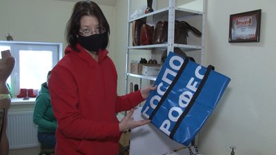 Друге життя політичної реклами: у Черкасах шиють екоторби з банерів Друге життя політичної реклами: у Черкасах шиють екоторби з банерів