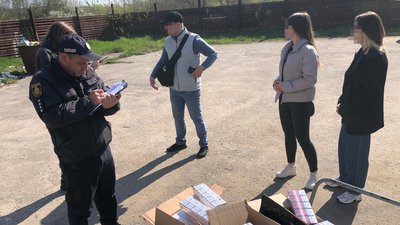 На Житомирщині поліцейські вилучили 2 500 пачок контрабандних цигарок На Житомирщині поліцейські вилучили 2 500 пачок контрабандних цигарок
