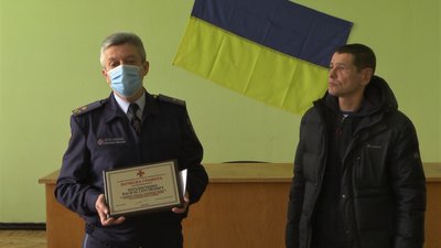 На Харківщині рятувальники відзначили двох жителів села за дії під час пожежі На Харківщині рятувальники відзначили двох жителів села за дії під час пожежі
