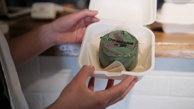 Робить камуфляжні торти. У Чернівцях кондитерка збирає гроші на дрон для брата