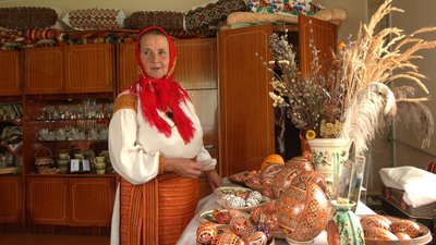 У Космачі на Івано-Франківщині писанкарством займається майстриня Ганна Линдюк