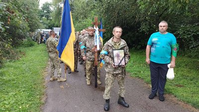 Чернігівщина попрощалася з двома земляками — солдатами Олександром Комаром та Володимиром Сусленниковим Чернігівщина попрощалася з двома земляками — солдатами Олександром Комаром та Володимиром Сусленниковим