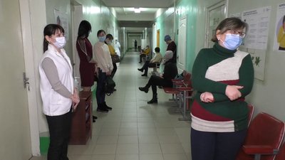 У Сумах лікарям зробили перші щеплення проти коронавірусу У Сумах лікарям зробили перші щеплення проти коронавірусу