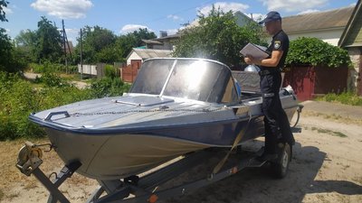 У Чернігові поліція розшукала та допитує керманича човна, який наїхав на плавця у Десні