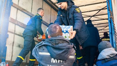 На Сумщину приїхав перший гуманітарний конвой від ООН На Сумщину приїхав перший гуманітарний конвой від ООН