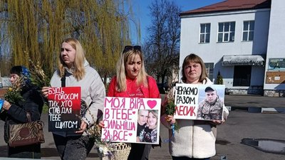 Учасниці акції чекають на своїх рідних, які у полоні та безвісти зниклі