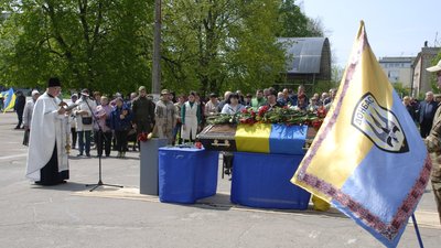 У Шостці на Сумщині прощаються з бійцем Ігорем Сидьком. ФОТО У Шостці на Сумщині прощаються з бійцем Ігорем Сидьком. ФОТО