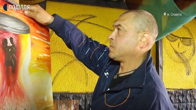 Колишній військовий Сергій Назаренко каже, що малювання його заспокоює. Фото: Суспільне. Поділля. Колишній військовий Сергій Назаренко каже, що малювання його заспокоює. Фото: Суспільне. Поділля.
