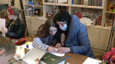 "Щоб Україна перемогла Росію і щоб Путін здох": що малюють у Рівному діти військовим на передову