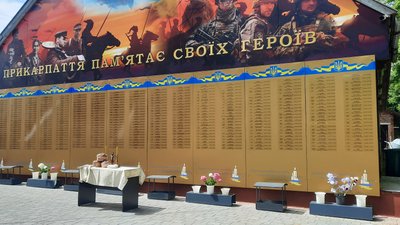 До Дня Героїв у Франківську відкрили Пам'ятну стіну полеглих воїнів