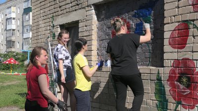 На Сумщині патріотичними малюнками прикрашають господарчі споруди На Сумщині патріотичними малюнками прикрашають господарчі споруди