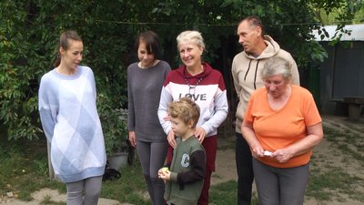 Родина маріупольців, яку прихистив пенсіонер з Хмельниччини Родина маріупольців, яку прихистив пенсіонер з Хмельниччини