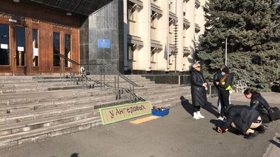 Під Одеською ОДА мітингують ресторатори Під Одеською ОДА мітингують ресторатори