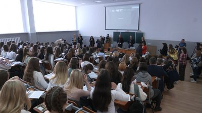 Митці, політики й студенти. У Прикарпатському університеті більше сотні людей писали радіодиктант єдності Митці, політики й студенти. У Прикарпатському університеті більше сотні людей писали радіодиктант єдності