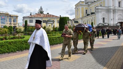 У Луцьку попрощалися з 38-річним загиблим бійцем Олександром Вибачем У Луцьку попрощалися з 38-річним загиблим бійцем Олександром Вибачем