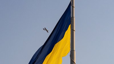 Російський дрон атакує український прапор на флагштоку у Краматорську