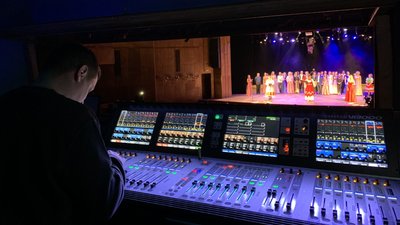 Велику сцену драмтеатру відкрили після двох місяців ремонтних робіт Велику сцену драмтеатру відкрили після двох місяців ремонтних робіт