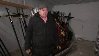 "Ми стараємося не жартувати": історія Віктора Мазурка з Рівненщини, який виготовляє труни "Ми стараємося не жартувати": історія Віктора Мазурка з Рівненщини, який виготовляє труни