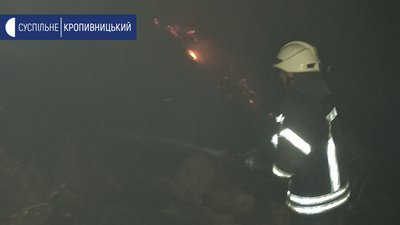 Горіли сміття та суха трава на площі 700 квадратних метрів Горіли сміття та суха трава на площі 700 квадратних метрів