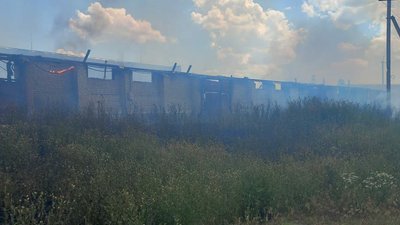 Армія РФ обстріляла Золочів на Харківщині: знищені будинки, спалахнули склади Армія РФ обстріляла Золочів на Харківщині: знищені будинки, спалахнули склади
